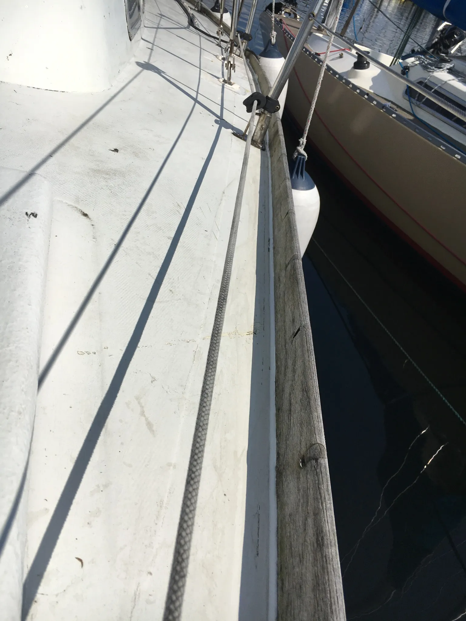 Hvid fuge langs bådens dæk og kantprofil udført på båd i Hundested Havn.