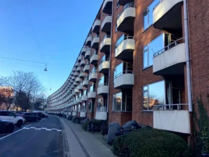 Fugning af døre og vinduer i København og Nordsjælland. Tæt, elastisk fuge beskytter mod træk, kuldebroer og vejrskader. Holder 15-25 år. CMG Fuge.