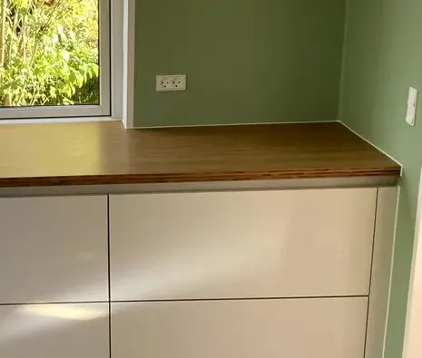 Køkkenbordplade efter professionel fugning, hvor CMG Fuge har lagt en flot, ensartet og holdbar finish omkring kanter.