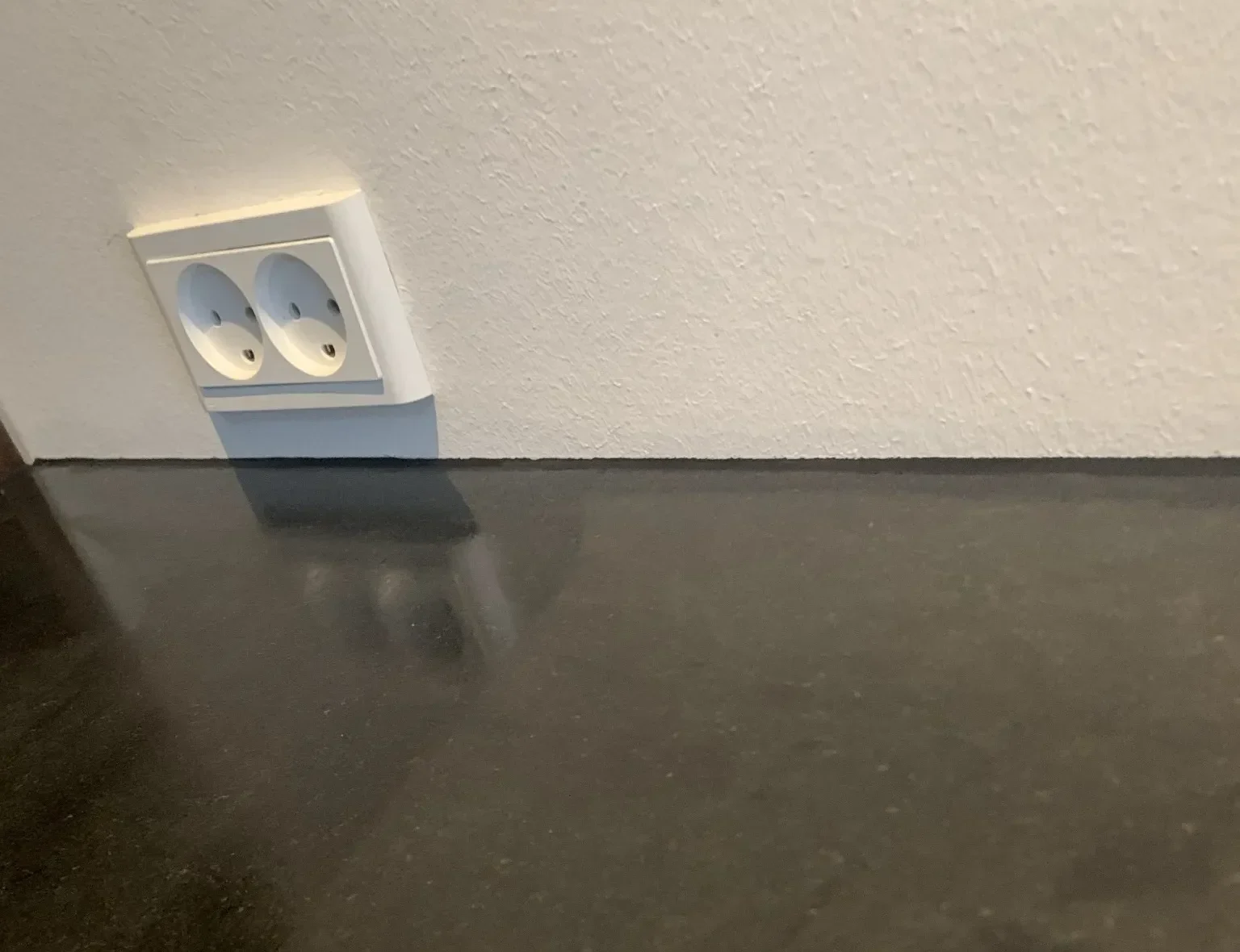 Sort køkkenbordplade med præcist fugearbejde Perfekt finish til moderne køkkener