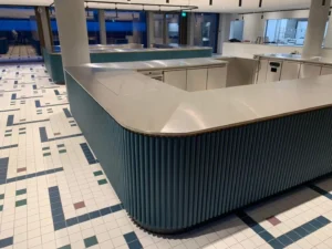 Specialtilpasset køkkenfugning i København, hvor CMG Fuge har lagt tætte og hygiejniske fuger omkring rustfrit stål buffetbord i moderne kantine.